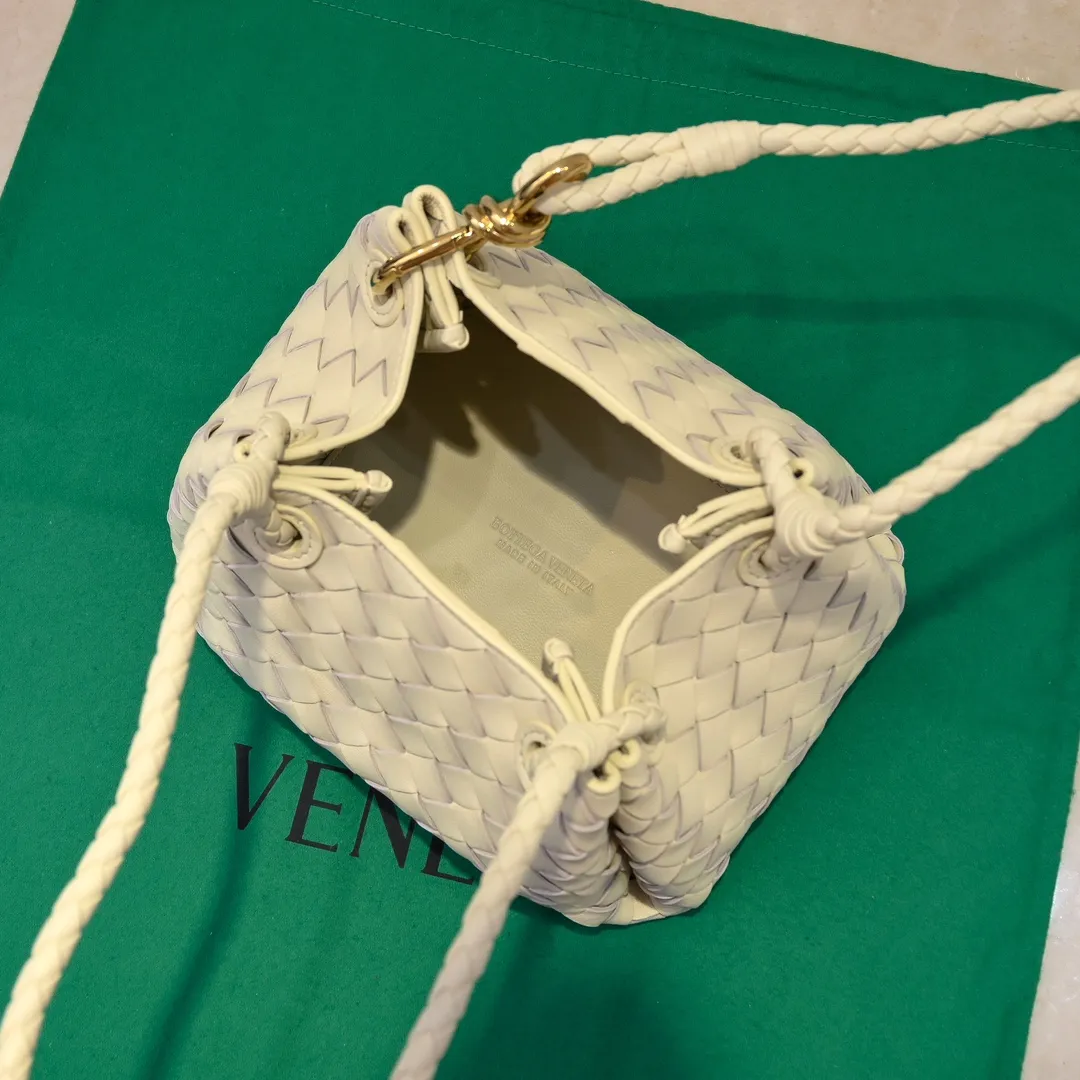 Batch 1760 BV home is new! Andiamo combines Bottega Veneta archives parachute handbags to inherit retro elements and integrate modern trends. The same style as Shu Qi's Beijing Night. It is a continuation of the classic bag. It has three functions: hand carry, shoulder and cross-body. It is embellished with metal brass knot buckles. The capacity of the small one is amazing. It can easily hold sunglasses in a box/small bottle of water/powder powder/charger and other daily necessities when going out. The upper body is versatile. Style number: 6569 Size: 21*17*16.5cm